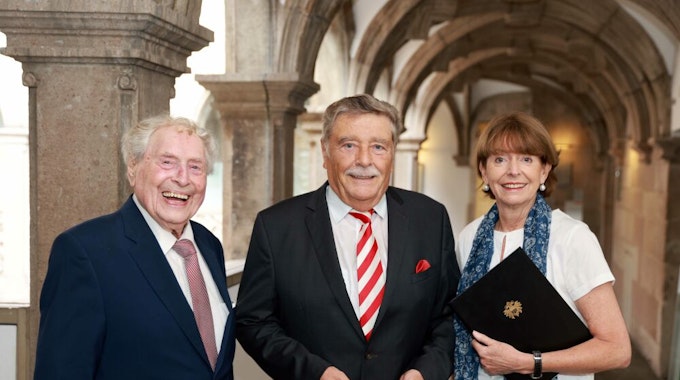 Zum 75. Geburtstag von Alt-OB Fritz Schramma (M.) gratulierten OB Henriette Reker und Sänger Ludwig Sebus.