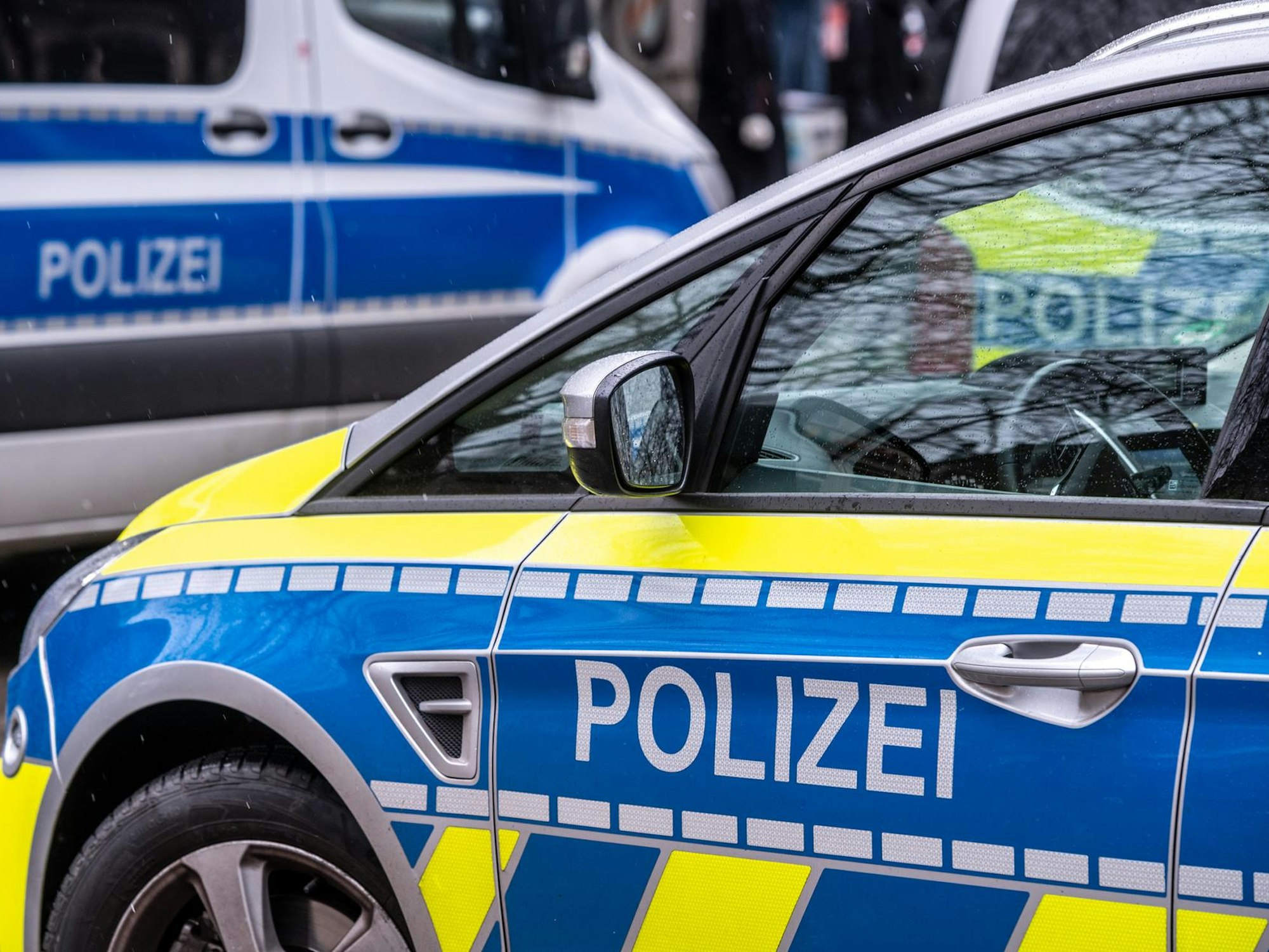 Kölner Polizei beschlagnahmt Autos und Führerscheine nach illegalem Rennen.