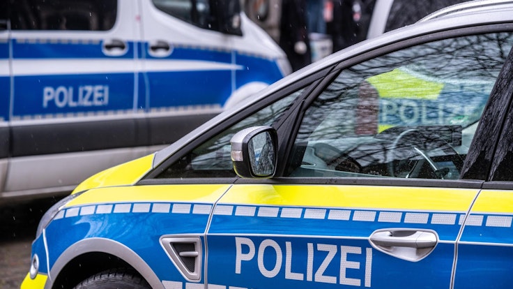 Kölner Polizei beschlagnahmt Autos und Führerscheine nach illegalem Rennen.