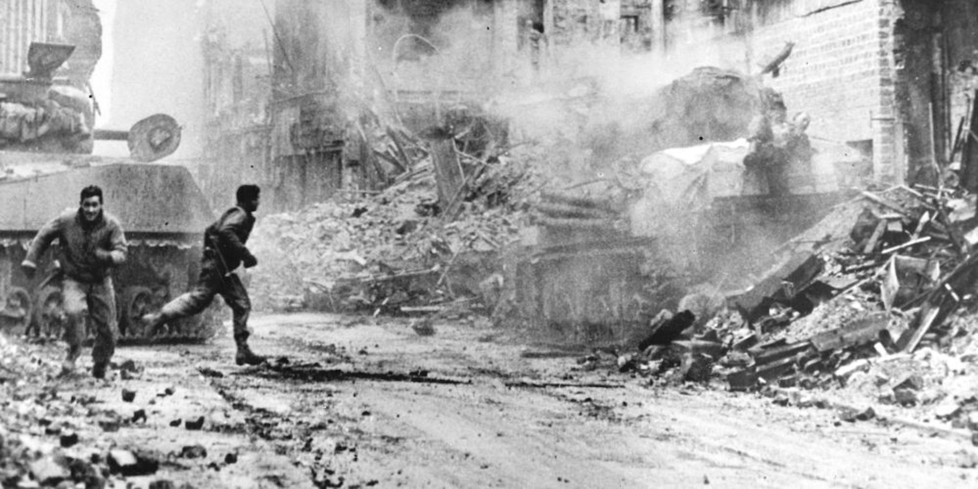 Bereits am 6. März kommt es in der Komödienstraße zum letzten Panzergefecht mit US-Kräften.