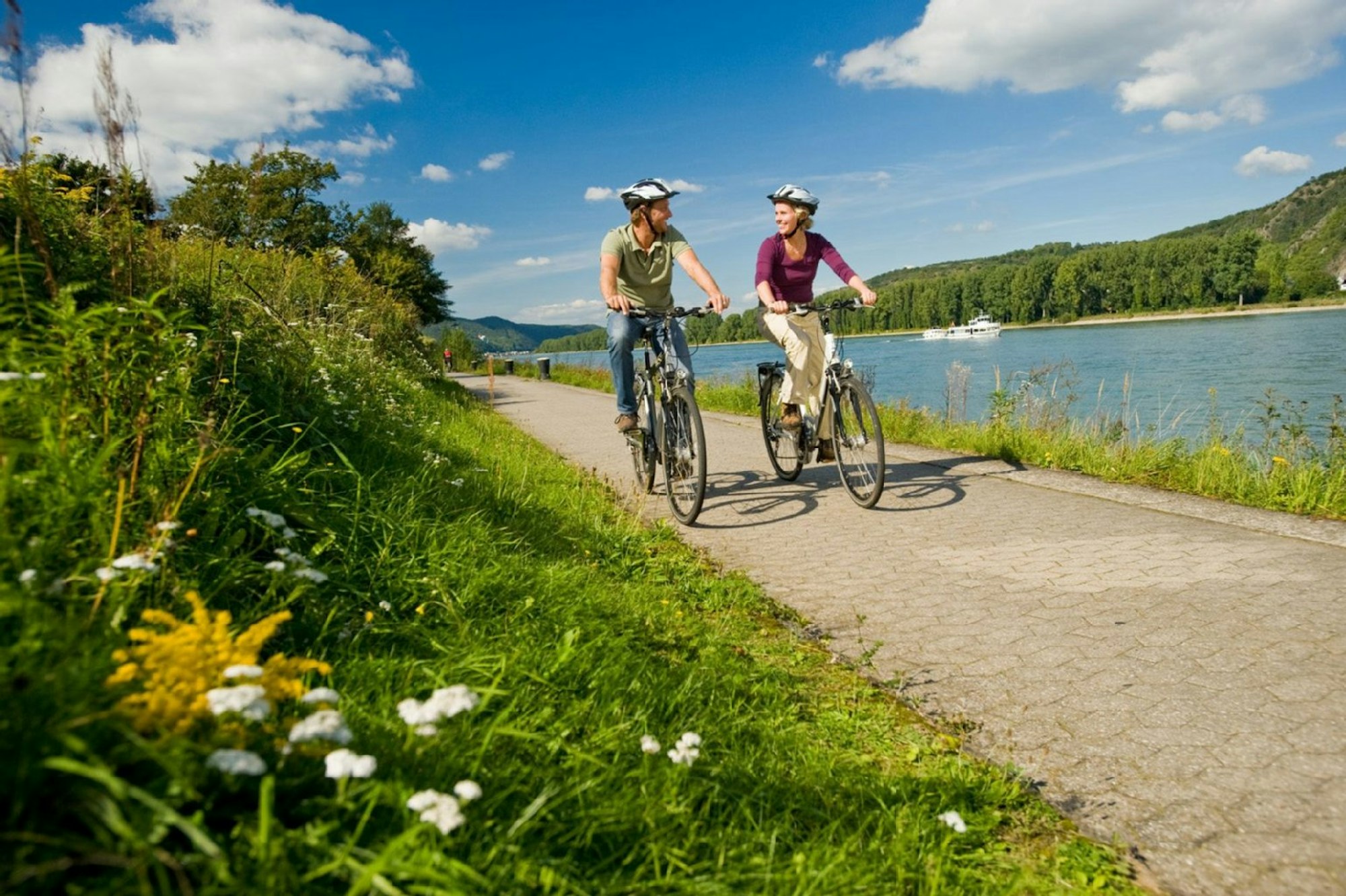 Der Rheinradweg ist von der Quelle bis zur Mündung als erster Fernradweg in Europa mit einem neuen europäischen Zertifikat ausgestattet.