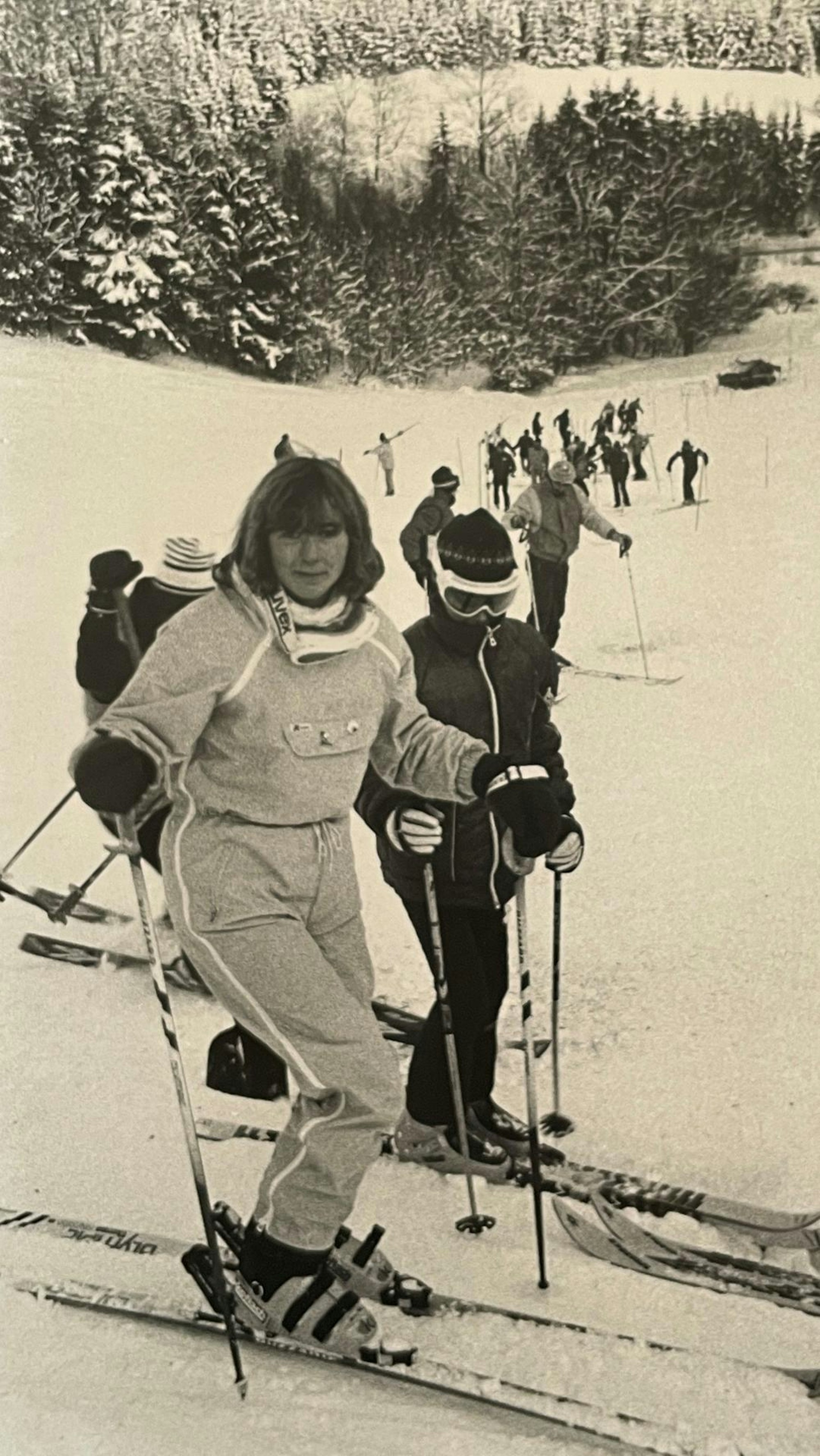 Karin Madel gehörte ab dem zehnten Lebensjahr gehörte sie dem Kader des Westdeutschen Skiverbandes NRW an und blickt heute auf zahlreiche besondere Begegnungen im Skisport zurück.