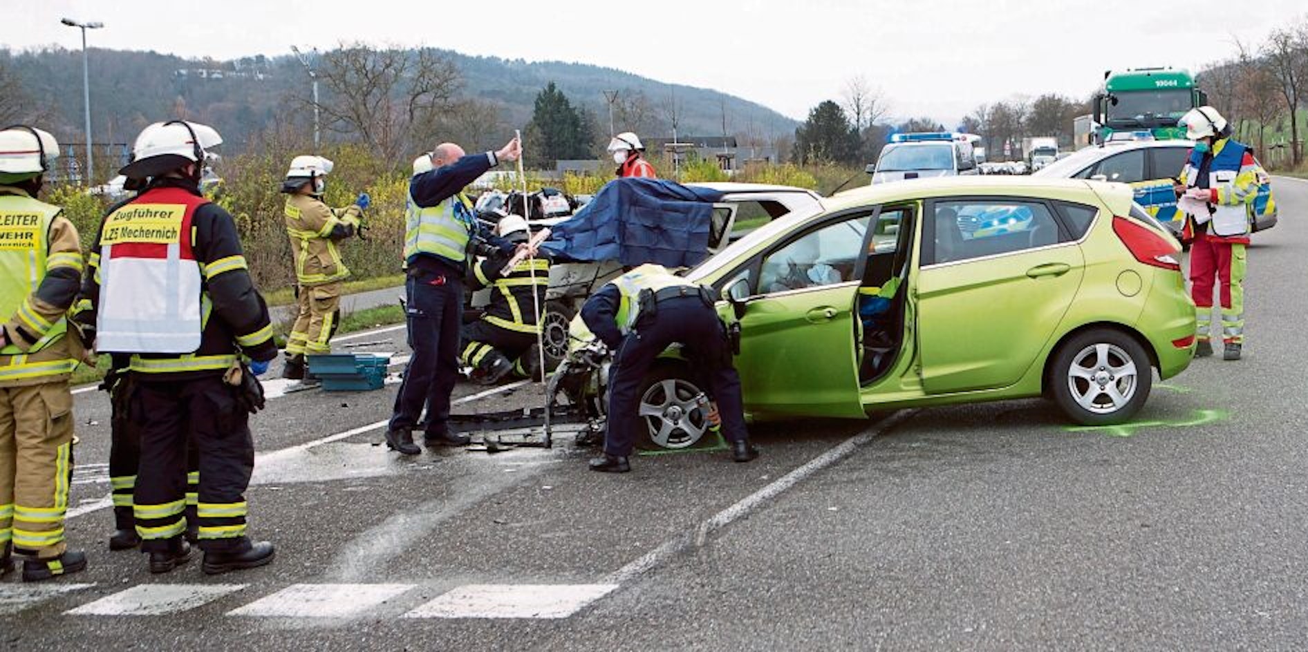 Der mintgrüne Kleinwagen bohrte sich bei dem Unfall auf der B 266 bei Kommern in die Fahrertür des VW Golf.