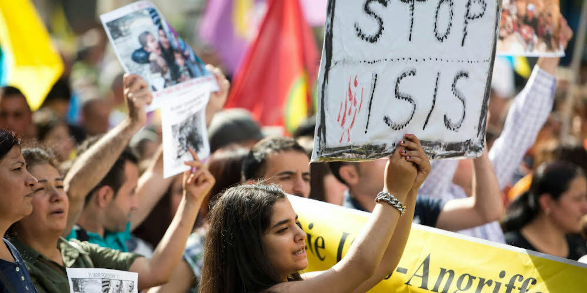Muslime – hier Kurden bei einer Demonstration 2014 in Frankfurt – protestieren gegen islamistischen Terror.