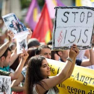 Muslime – hier Kurden bei einer Demonstration 2014 in Frankfurt – protestieren gegen islamistischen Terror.