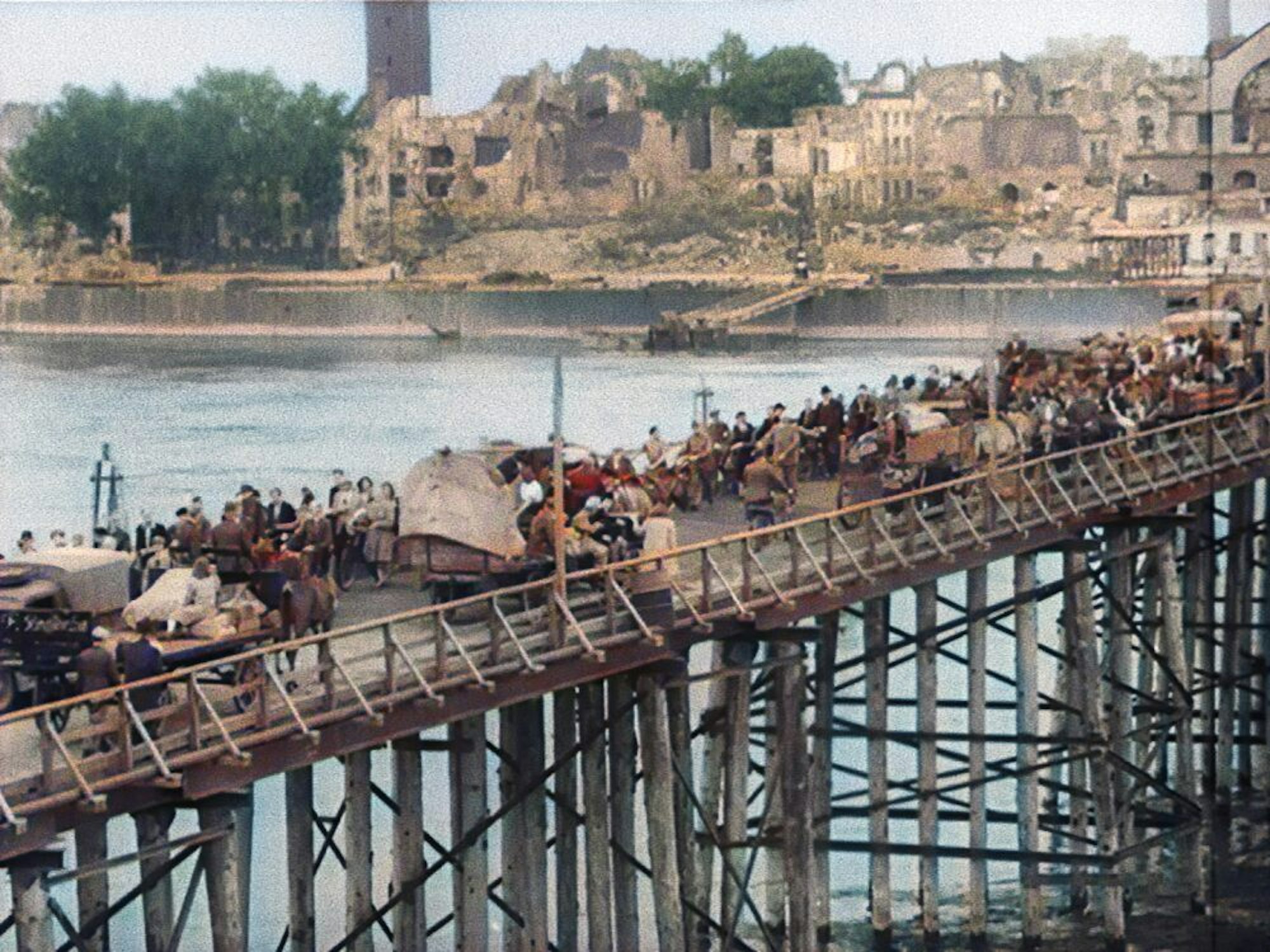  Beeindruckende kolorierte Filmaufnahmen aus der Zeit zeigen die Behelfsbrücke über den Rhein 