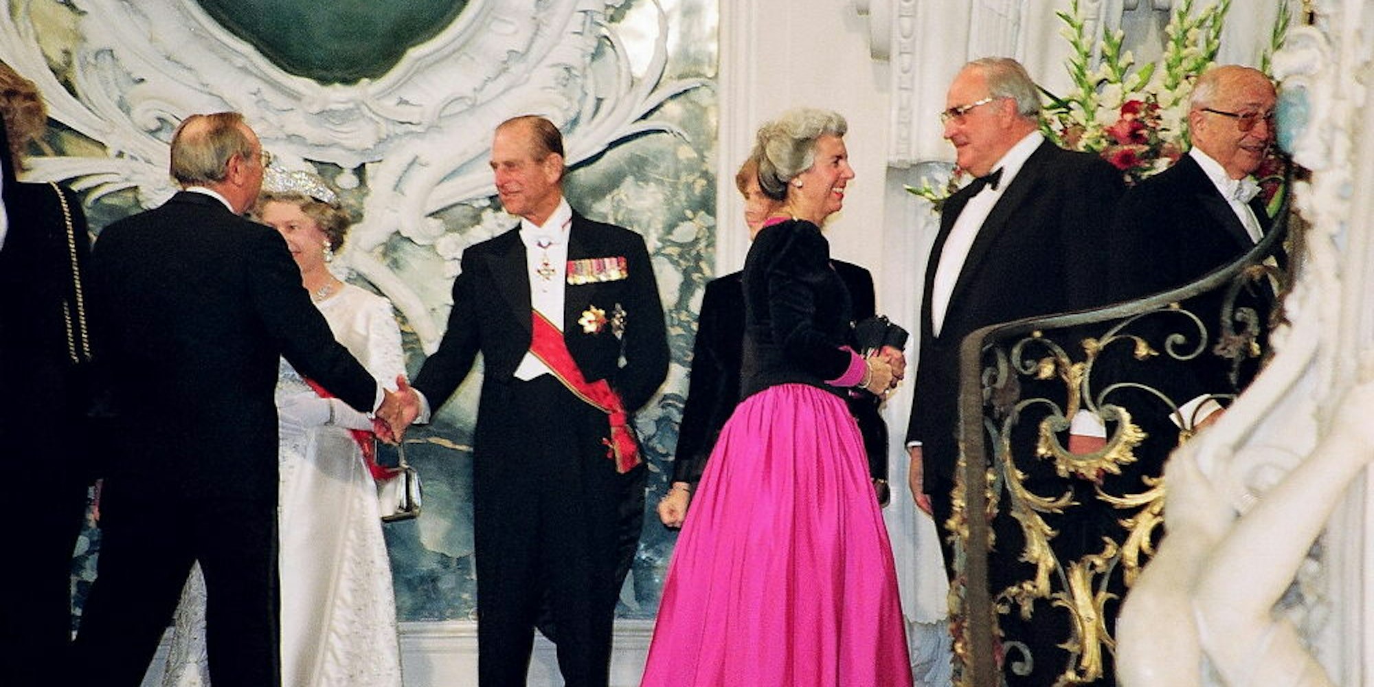 Ausgewählte Gäste wurden von Königin Elisabeth II. und ihrem Mann Prinz Philip begrüßt. Im Gespräch Bundeskanzler Helmut Kohl.