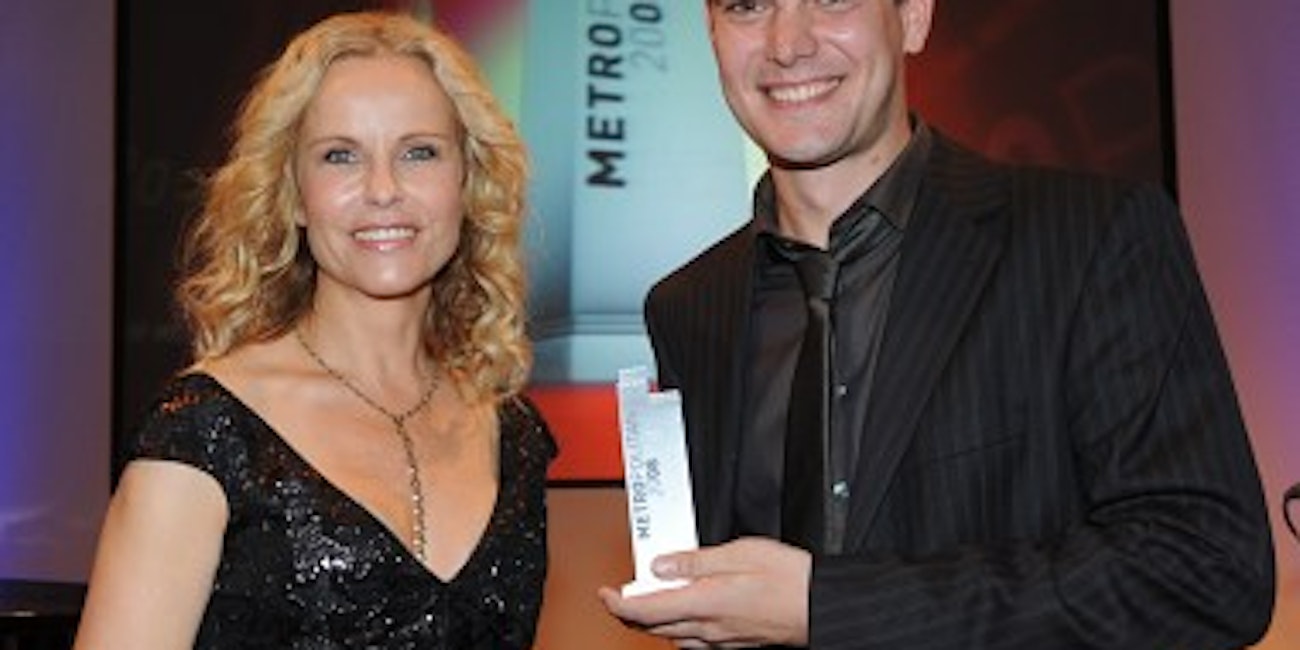 Tobias Ufer erhält den Preis aus den Händen der RTL-Moderatorin Katja Burkard. (Bild: Markus)