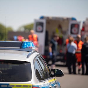 Polizeiwagen und Krankenwagen Tom Steinicke