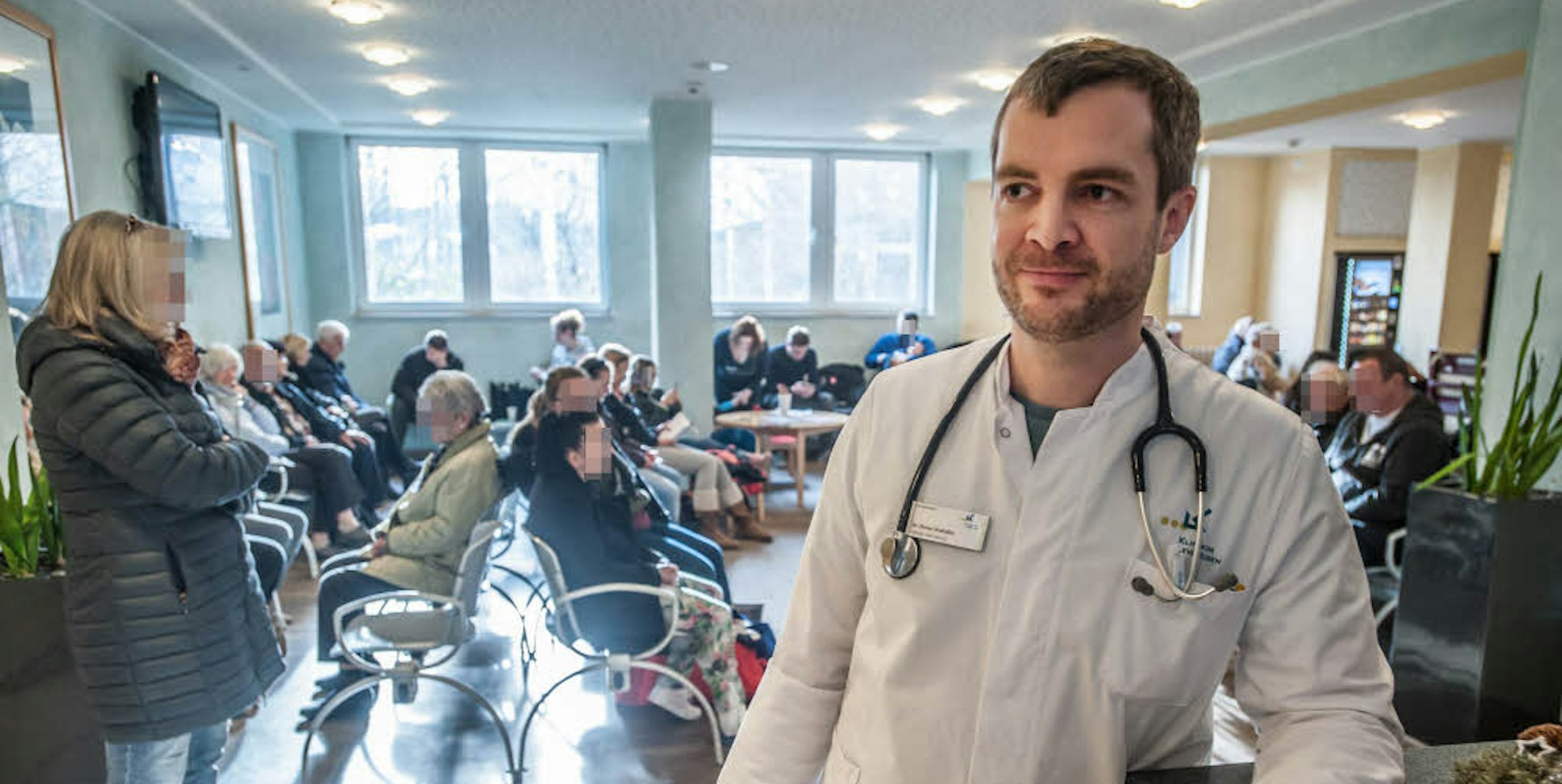 Arzt Florian Walrafen steht im Wartezimmer der Notfallambulanz.