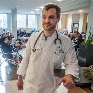 Arzt Florian Walrafen steht im Wartezimmer der Notfallambulanz.