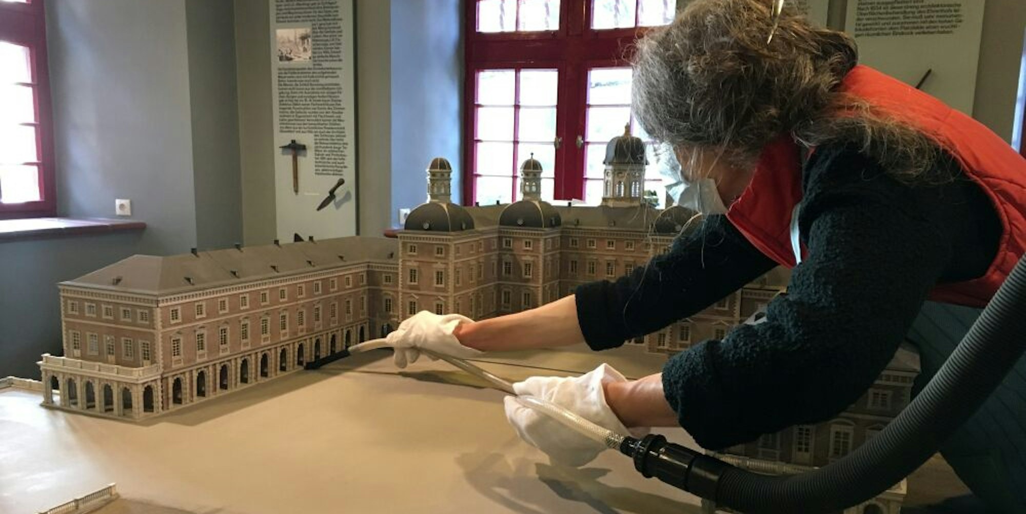 Arbeit im Bergischen Museum: Vorsichtig wird das Modell des Bensberger Schlosses gereinigt.