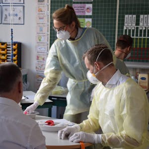 Beim Test: Landrat Stephan Pusch mit Hygienikerin Ricarda Schmithausen und dem Virologen Hendrik Streeck von der Uniklinik Bonn