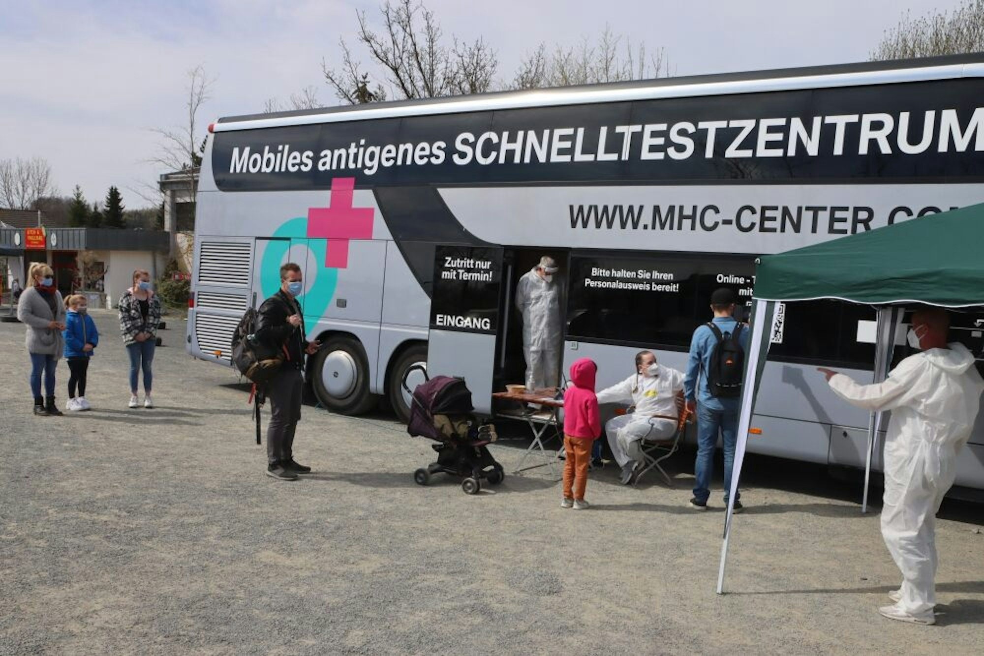 Mit fünf Fahrzeugen betreibt Gerhard Behle, Geschäftsführer des in Reichshof-Wehnrath ansässigen Busunternehmens „Coach Service“, derzeit mobile und stationäre Corona-Testzentren.