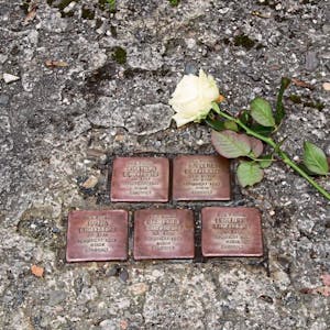 Fünf Stolpersteine sind in der Maibergstraße für die Eitorfer Familie Hirschberg verlegt, die im KZ Minsk ums Leben kam.