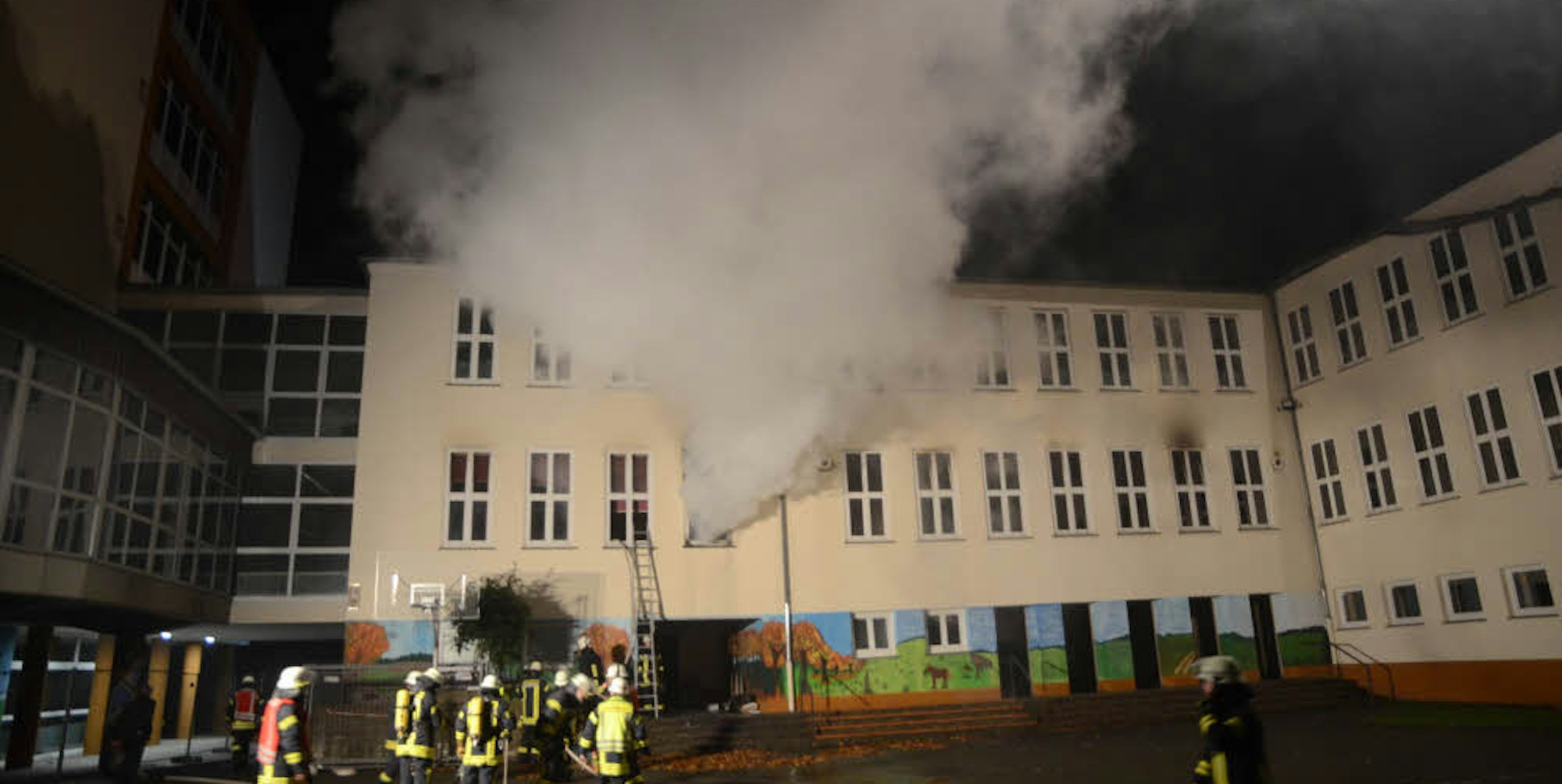 Die Räume der Stadtbibliothek sind bei diesem Brand stark betroffen, die gesamte Etage ist laut Feuerwehr verrußt.