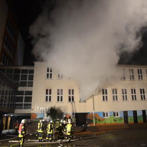Die Räume der Stadtbibliothek sind bei diesem Brand stark betroffen, die gesamte Etage ist laut Feuerwehr verrußt.
