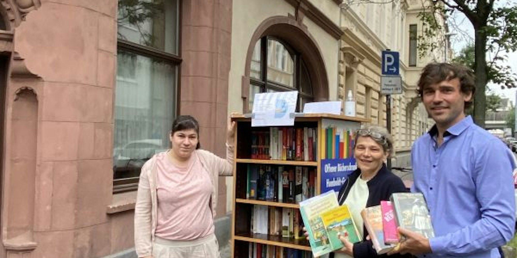 Freuen sich über ein zusätzliches Leseangebot für Kalk (v.l.): Bücherschrank-Patin Fatma Erkus und die beiden Sozialraumkoordinatoren Maria Schweizer-May und Alexander Tschechowski.