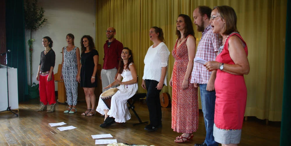 Rund 120 Schüler, Eltern und Gäste nahmen an der Eröffnung der Freien Veytalschule teil. Hier singt der neue Elternchor.