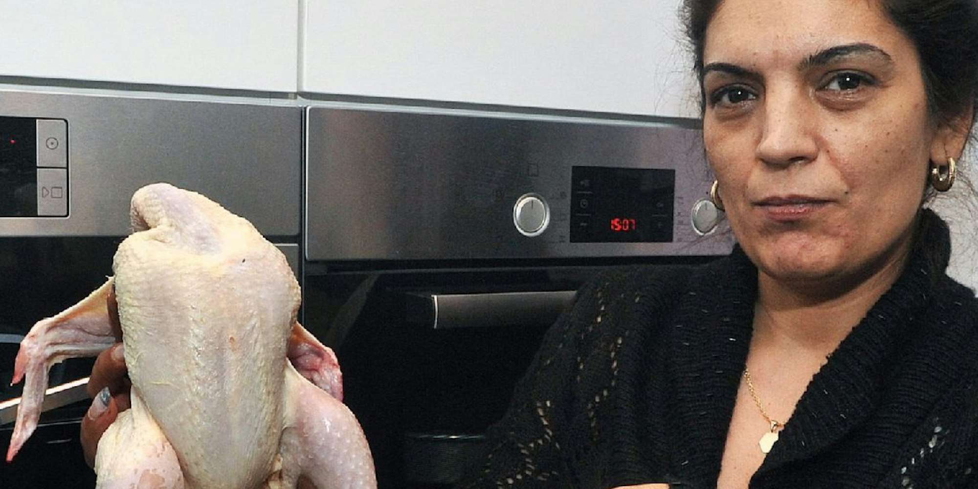 Unappetitlich: Hausfrau Veba Eickhoff mit ihrem gut bestückten Hähnchen