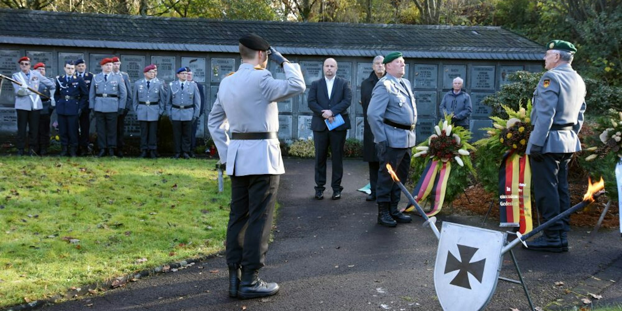 Auf dem Bergneustädter Friedhof ehrten unter anderem Bürgermeister Matthias Thul (M.) die Toten der beiden Weltkriege.