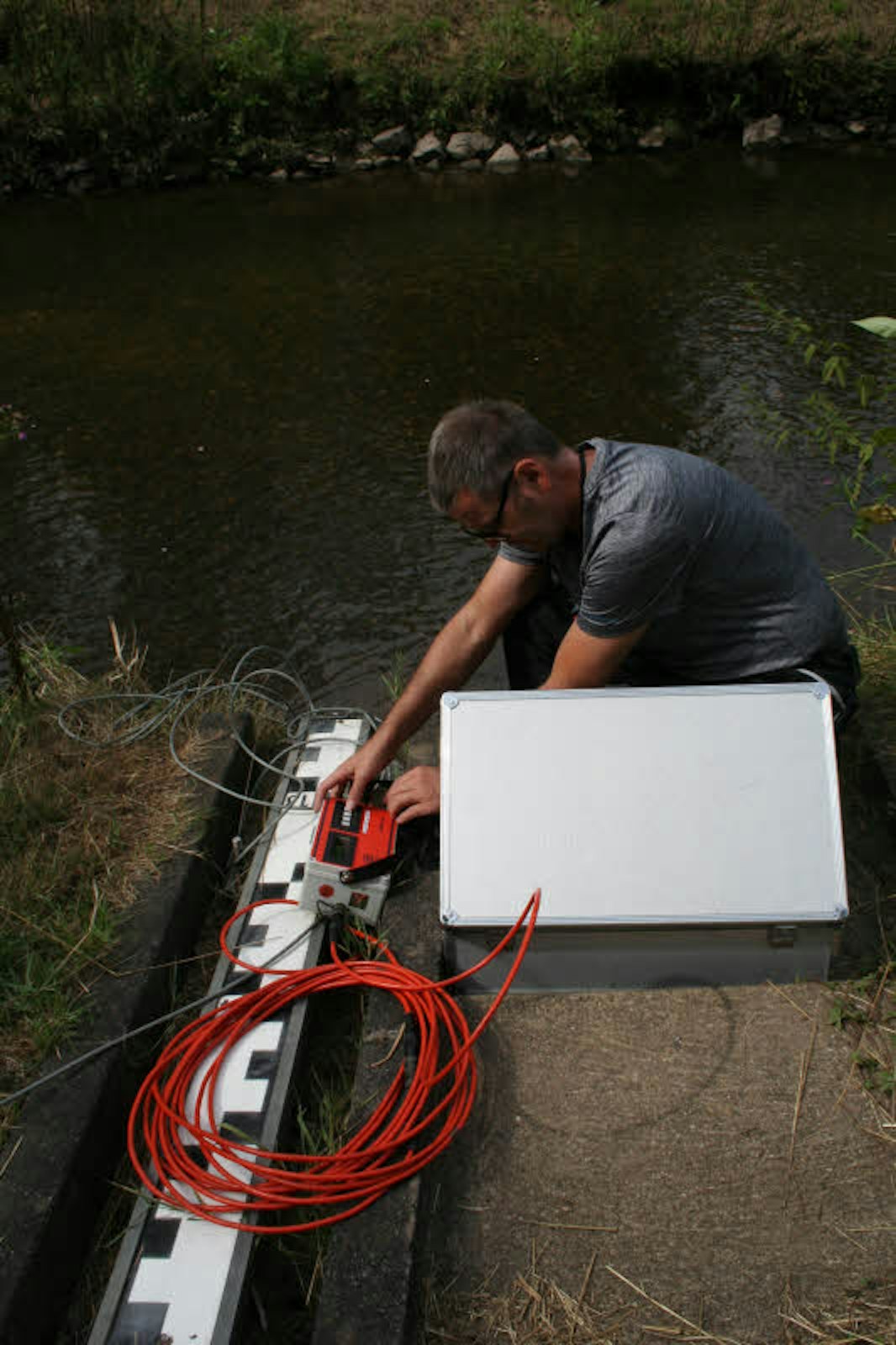 Gary Stollewerk bereitet das Gerät vor, das die Messergebnisse des Kollegen im Fluss anzeigt.