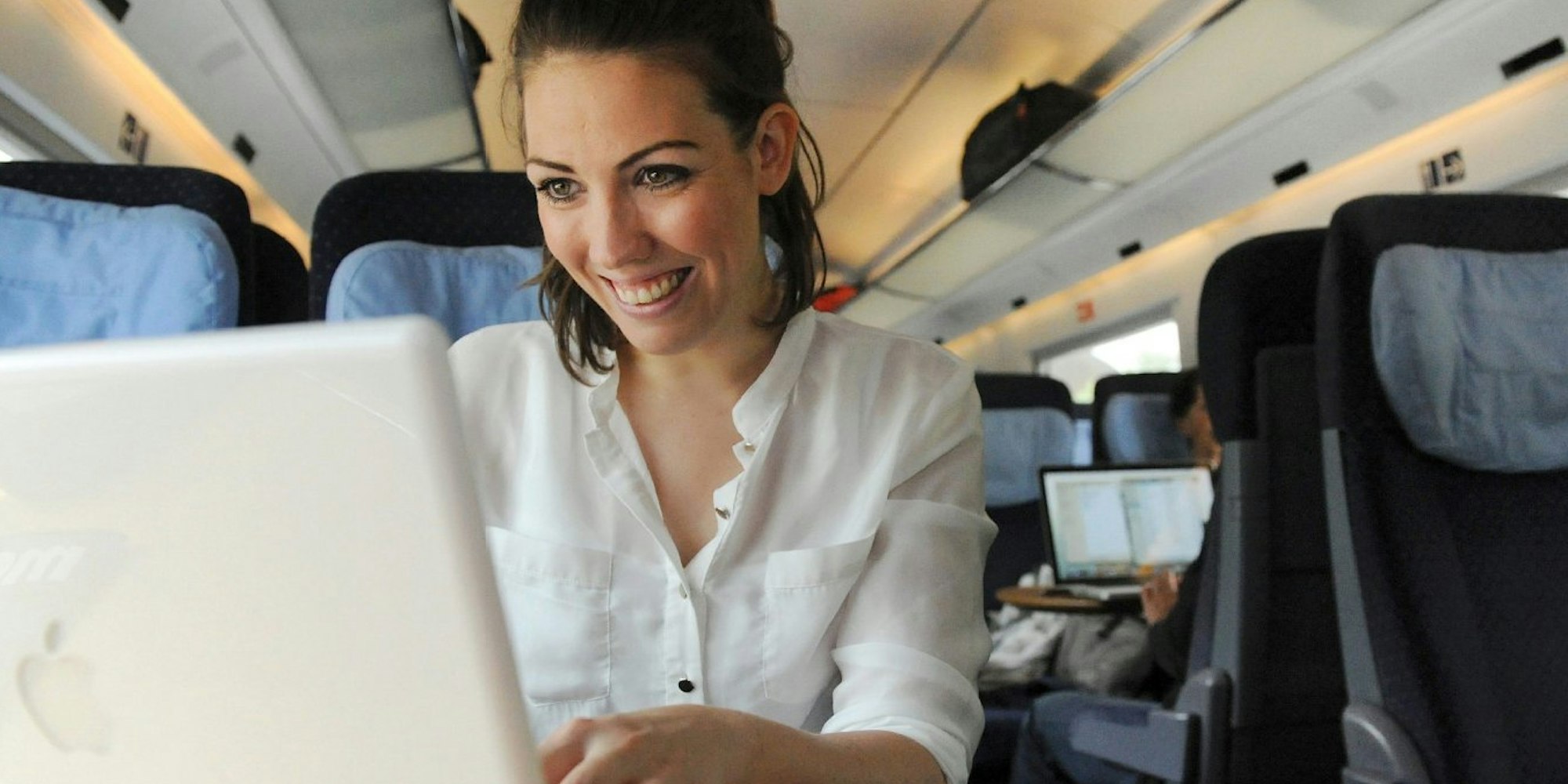 Steckdosen fürs Laptop oder Handy sind vielen Fahrgästen im Zug wichtig - ob und wo es welche gibt, variiert je nach Fahrzeugtyp.