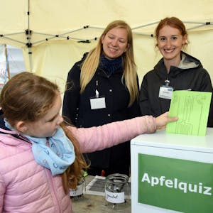 Museumsmitarbeiterinnen Ninon Noack (r.) und Katja Kuhlmann organisierten das Apfelquiz.