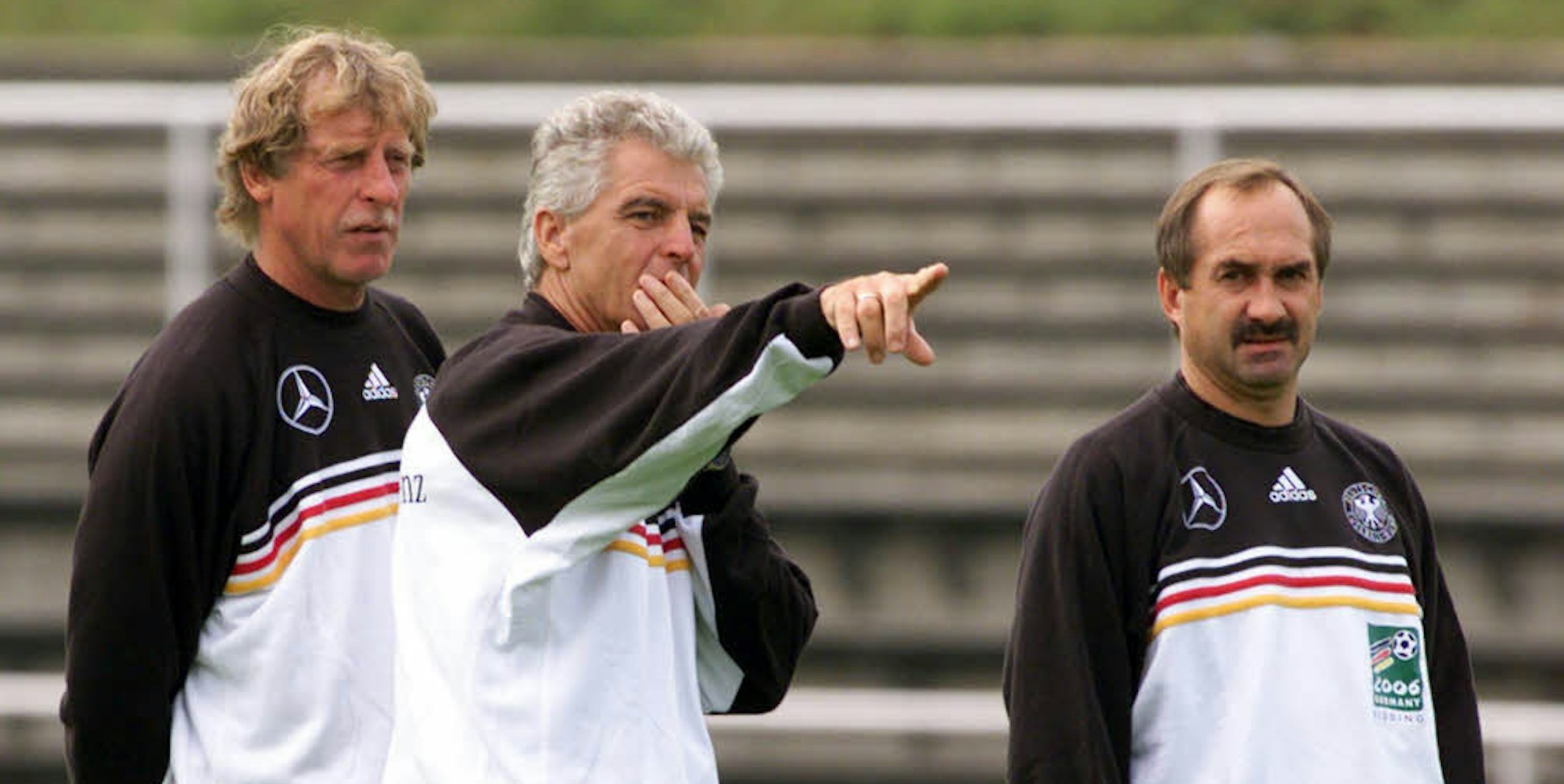 Der Pulheimer Erich Ribbeck, der am Dienstag seinen 80. Geburtstag feierte, war 1999 DFB-Teamchef (Bildmitte). Ihm zur Seite standen damals Erich Rutemöller (l.) und Uli Stielike.