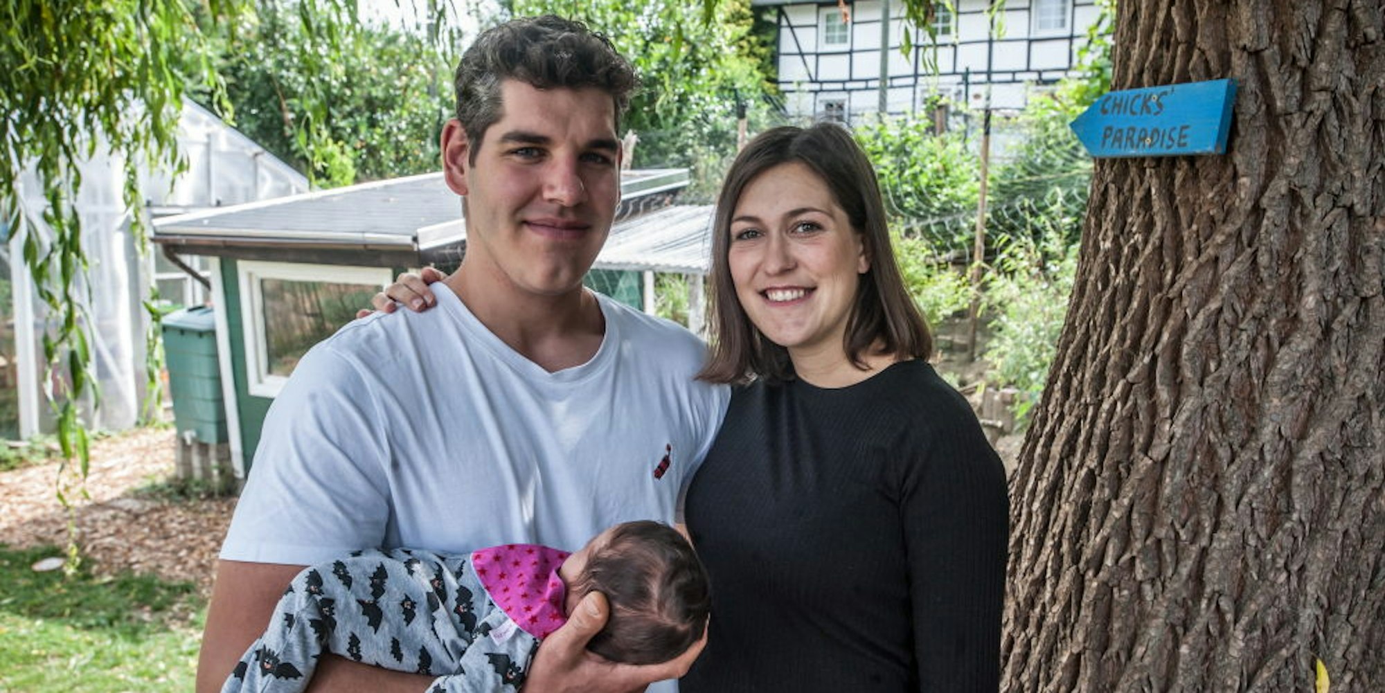 Sarah und Armin Bernard mit ihrer am 5. Juni zu Hause geborenen Tochter Paula.