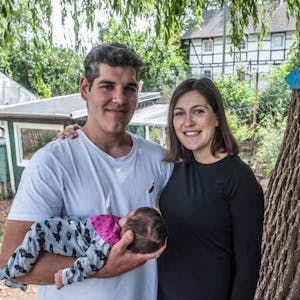 Sarah und Armin Bernard mit ihrer am 5. Juni zu Hause geborenen Tochter Paula.