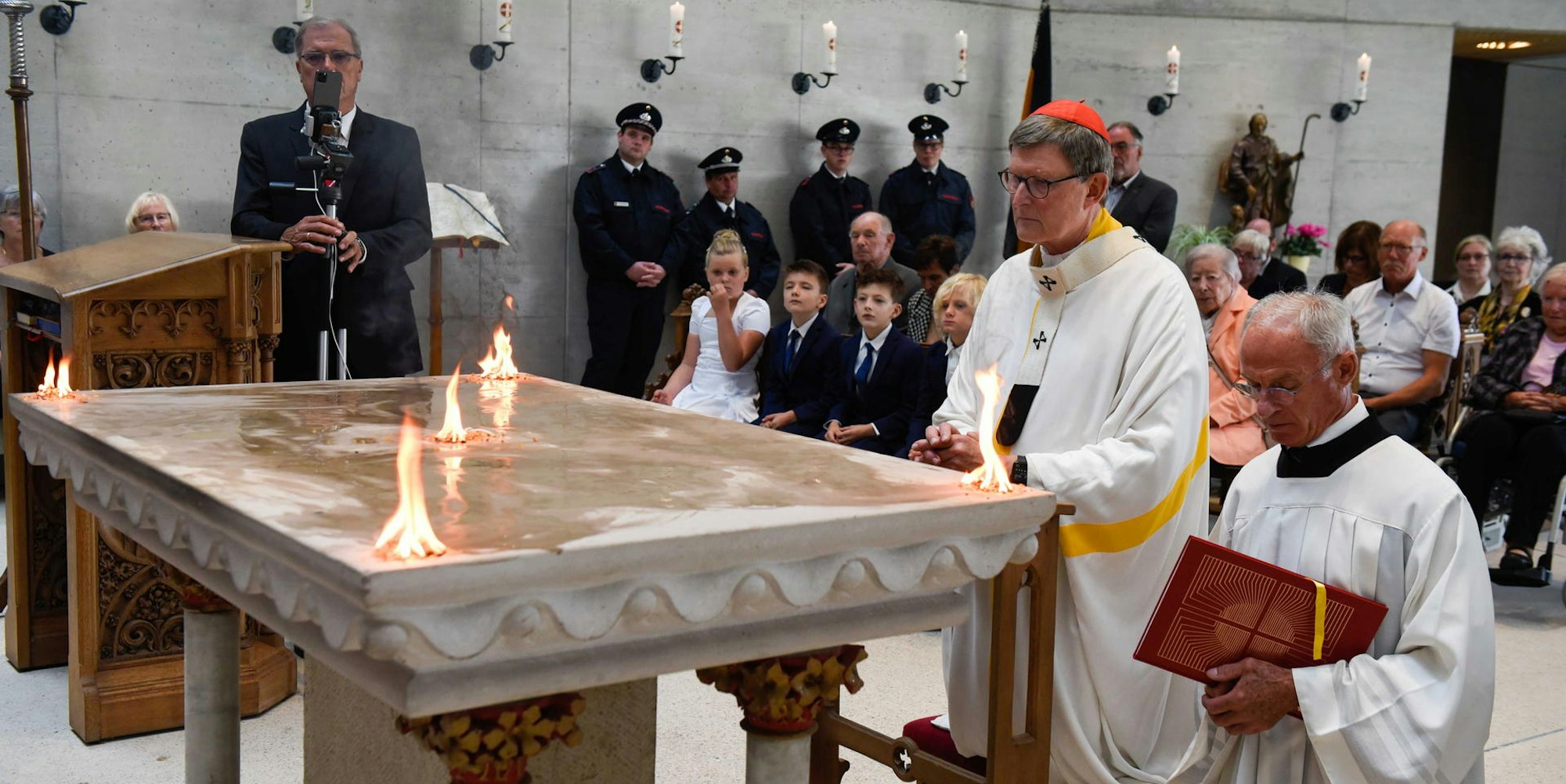 Bei der Altarweihe entzündete Woelki fünf Feuer.