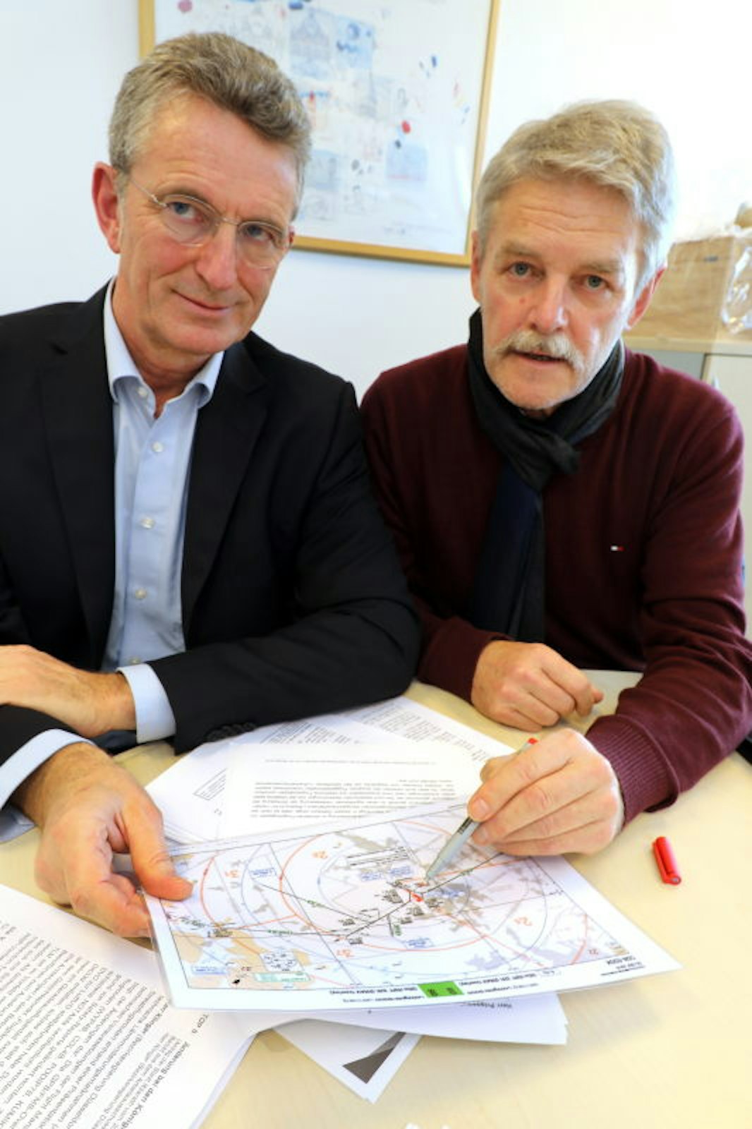 Bernhard Meiners (l.) und Robert Freund erklären ihre Vorschläge.