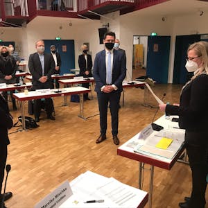 Nach der Wahl vereidigte Bürgermeisterin Susanne Stupp ihre neuen Stellvertreter Carsten Peters (l.) und Thomas Okos.