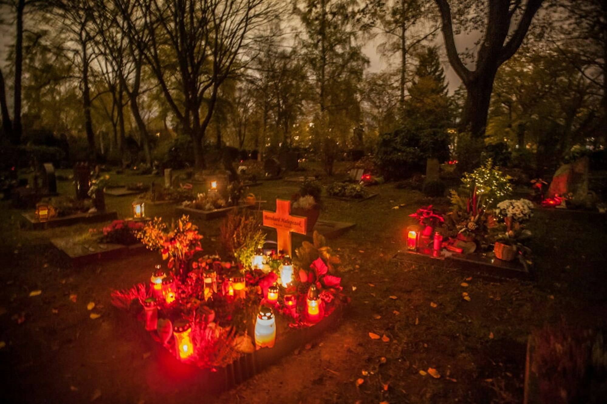 Mit Lichtern geschmückte Graber auf dem Friedhof in Manfort.