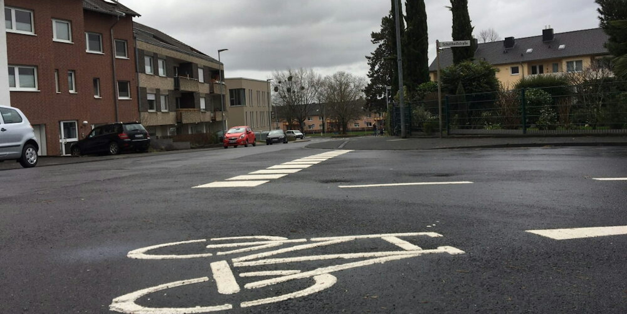 Neue Markierungen an der Straße „Zum Sommersberg“ sollen für mehr Sicherheit insbesondere für Radler sorgen.