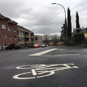 Neue Markierungen an der Straße „Zum Sommersberg“ sollen für mehr Sicherheit insbesondere für Radler sorgen.