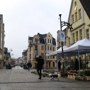 Trotz Markttag ist in Wesselings Fußgängerzone wenig los. Die meisten Geschäfte haben wegen des Lockdowns geschlossen.