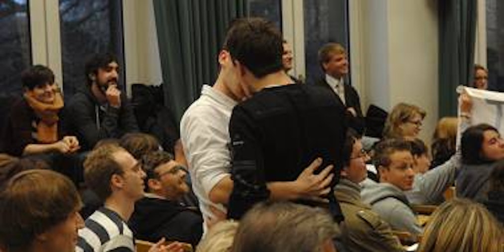 Studentenprotest mal anders: Knutschen für Toleranz und gegen Homophobie. (Bild: Rako)