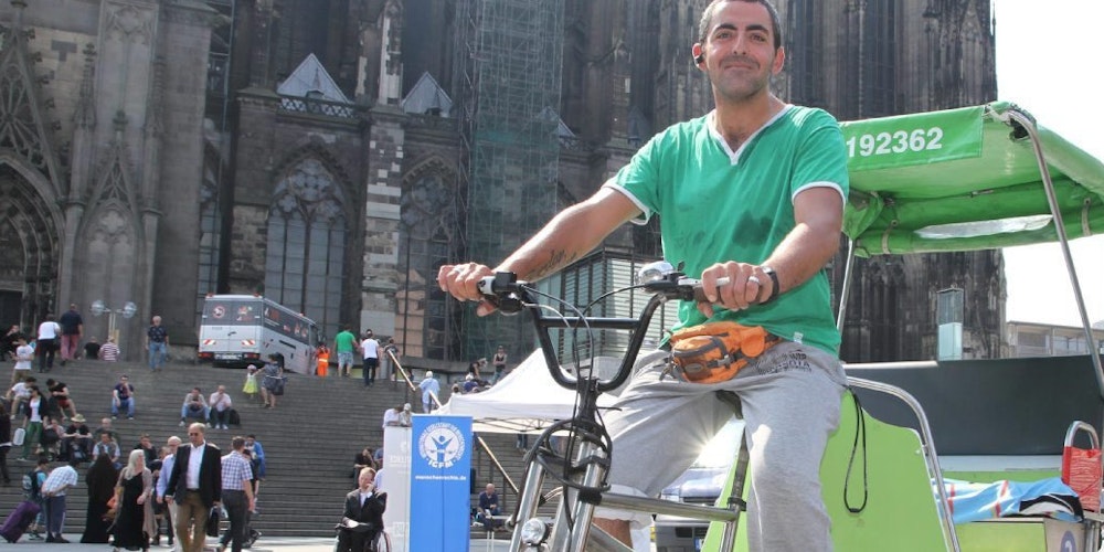 Will unehrliche Kollegen nicht mehr dulden: Cihan Konak steht mit seinem Rikscha-Taxi am Bahnhofsvorplatz.