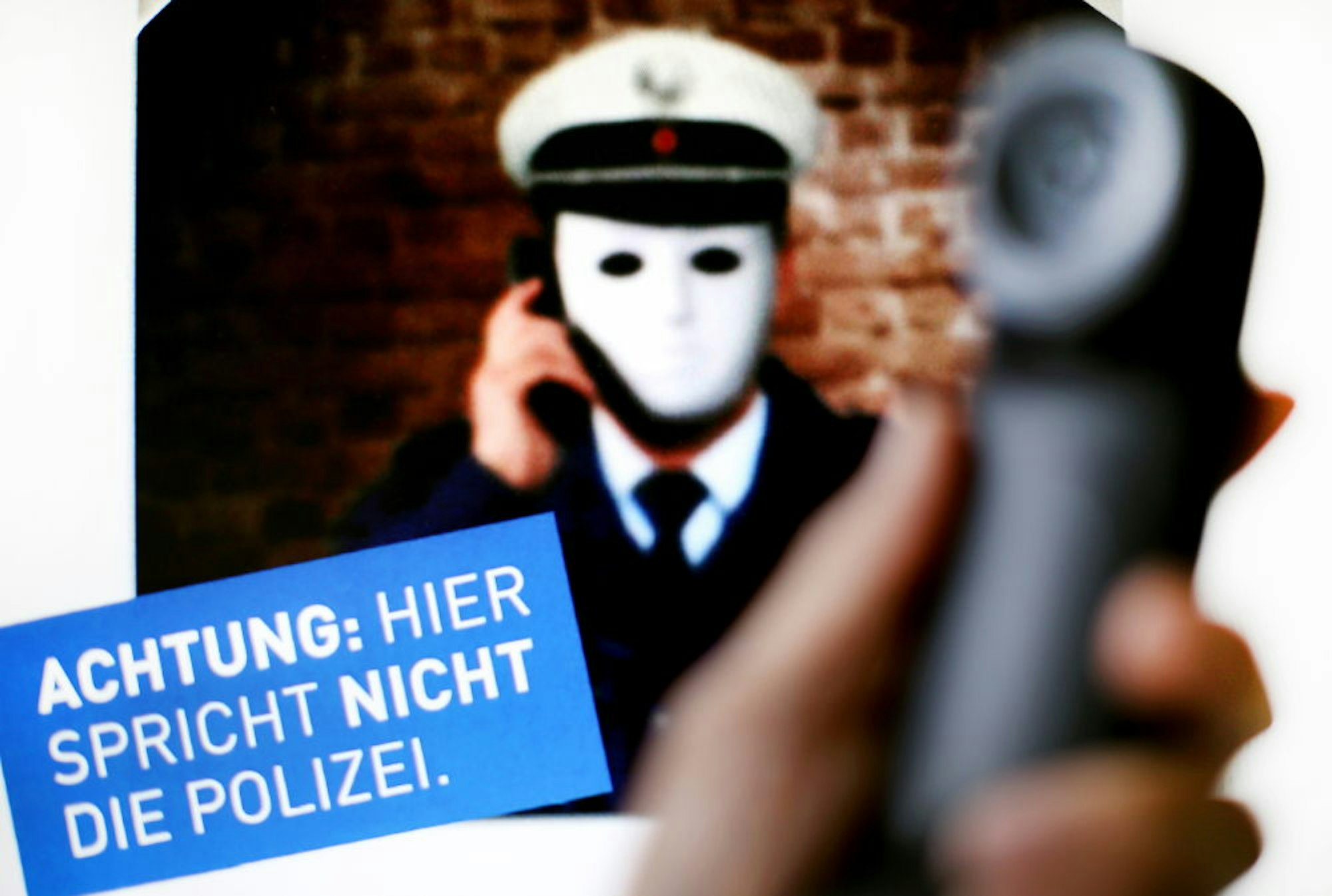 Mit Plakaten weist die Polizei auf die zunehmende Zahl an Betrügern hin, sich sich am Telefon als Polizisten ausgeben.