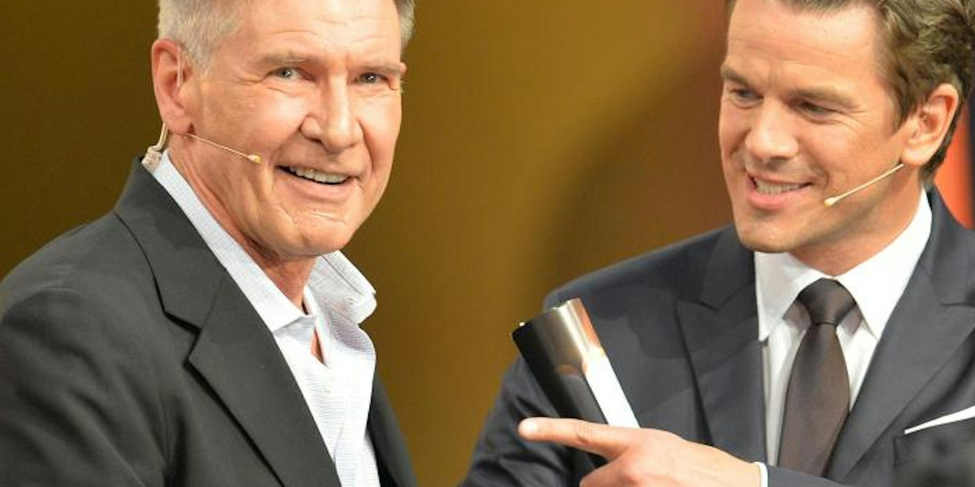 Moderator Markus Lanz (r) mit Harrison Ford in der ZDF-Show "Wetten, dass..?". Foto: Carmen Jaspersen/dpa