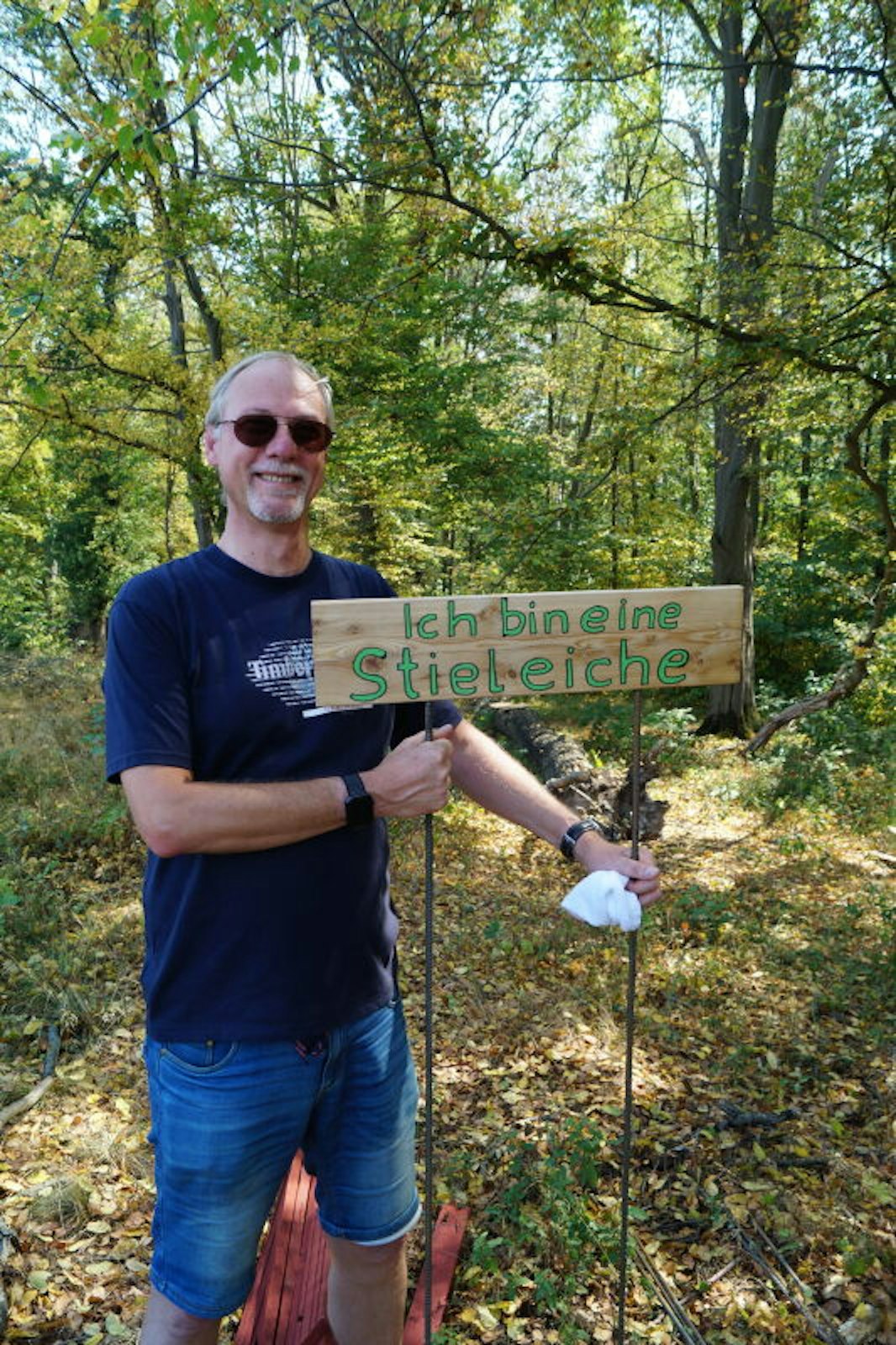 Herbert Gilles freut sich über Bäume, die sich im Hambacher Wald von selbst angepflanzt haben.
