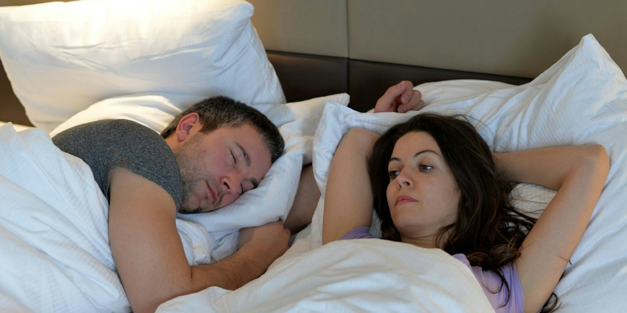 Im Bett springt oft das Gedankenkarussell an. Das Einschlafen gelingt besser, wenn man sich nach der Arbeit körperlich auspowert.