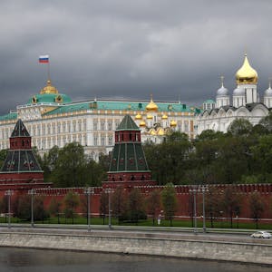 Dunkle Wolken über Kreml IMAGO
