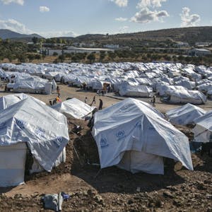 Im Lager Kara Tepe leben die Menschen in Zelten hinter Stacheldraht.