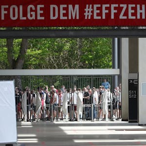 FC-Fans warten auf den Einlass ins Stadion.