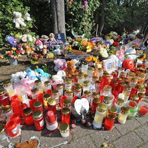 Kerzen, Blumen, Kuscheltiere – Mitschüler und Anwohner haben die Unfallstelle zur Gedenkstätte gemacht.