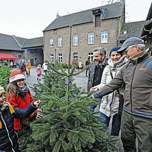Johanna, Charlotte, Christian und Katja Faehndrich haben auf dem Leimbacher Hof nach einem schönen Weihnachtsbaum gesucht. Josef Goos (r.) hat sie beraten.
