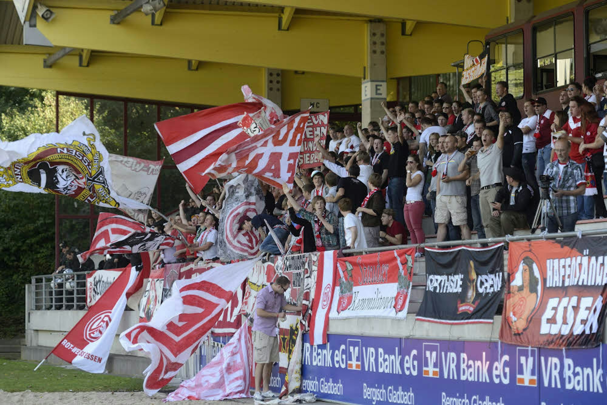 Das war im September 2012: Fans von Rot-Weiss Essen sorgen im Gladbacher Stadion für Stimmung.